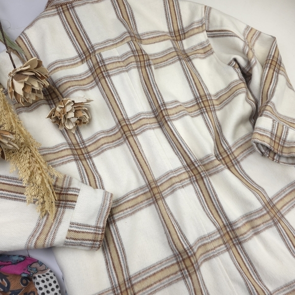 Express Womans White Tan Plaid Thick Sweater Jacket - Oversize Fit  Sz Small - Picture 12 of 13